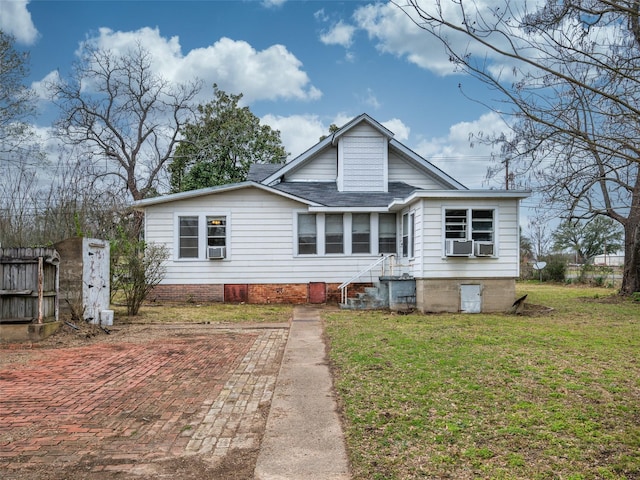 view of front of house with a front lawn