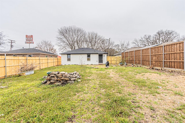 view of yard featuring a fenced backyard