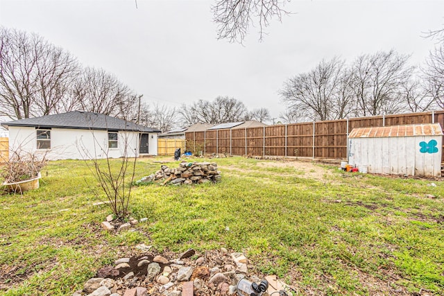 view of yard with a fenced backyard and an outdoor structure