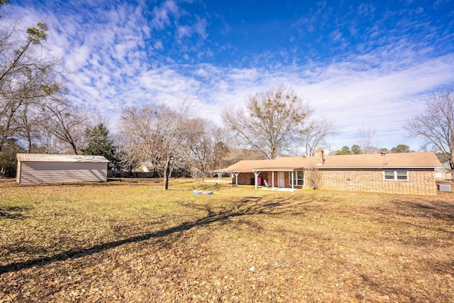 view of yard featuring an outdoor structure