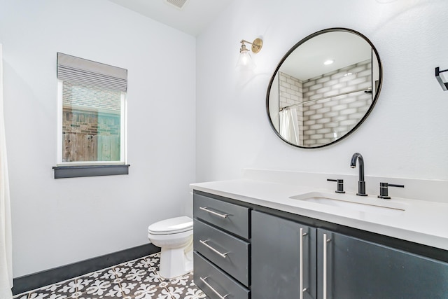 full bathroom featuring curtained shower, vanity, and toilet