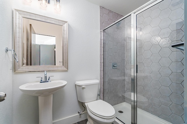 full bathroom featuring a shower stall, toilet, and baseboards