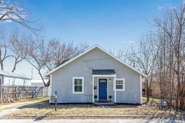 bungalow-style house featuring fence