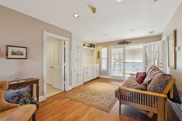 sitting room with recessed lighting, visible vents, light wood-style flooring, and baseboards