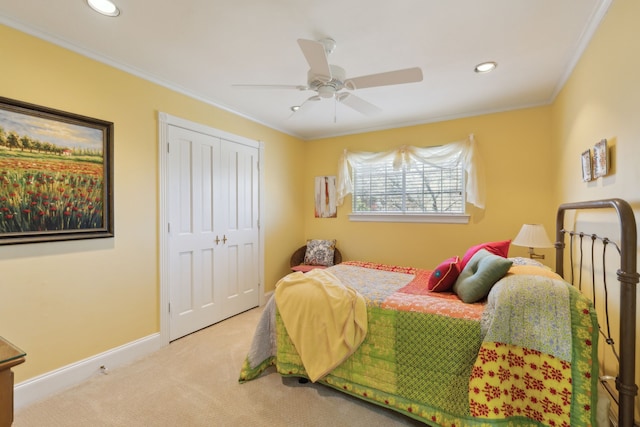 carpeted bedroom featuring recessed lighting, a ceiling fan, baseboards, ornamental molding, and a closet