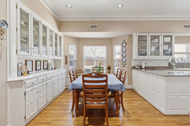 dining room featuring visible vents, plenty of natural light, light wood-style flooring, and recessed lighting