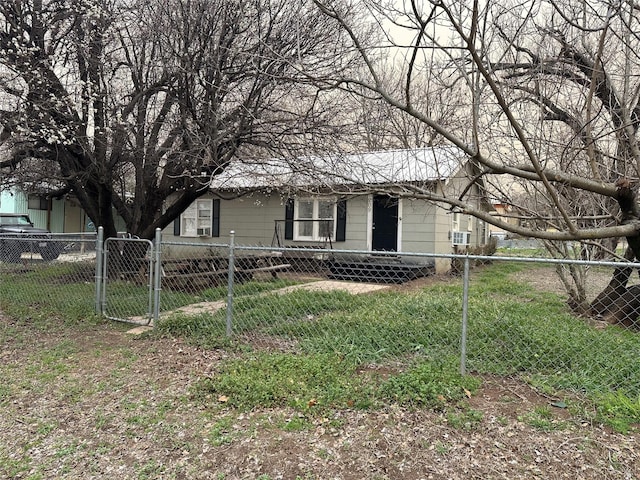 manufactured / mobile home featuring fence