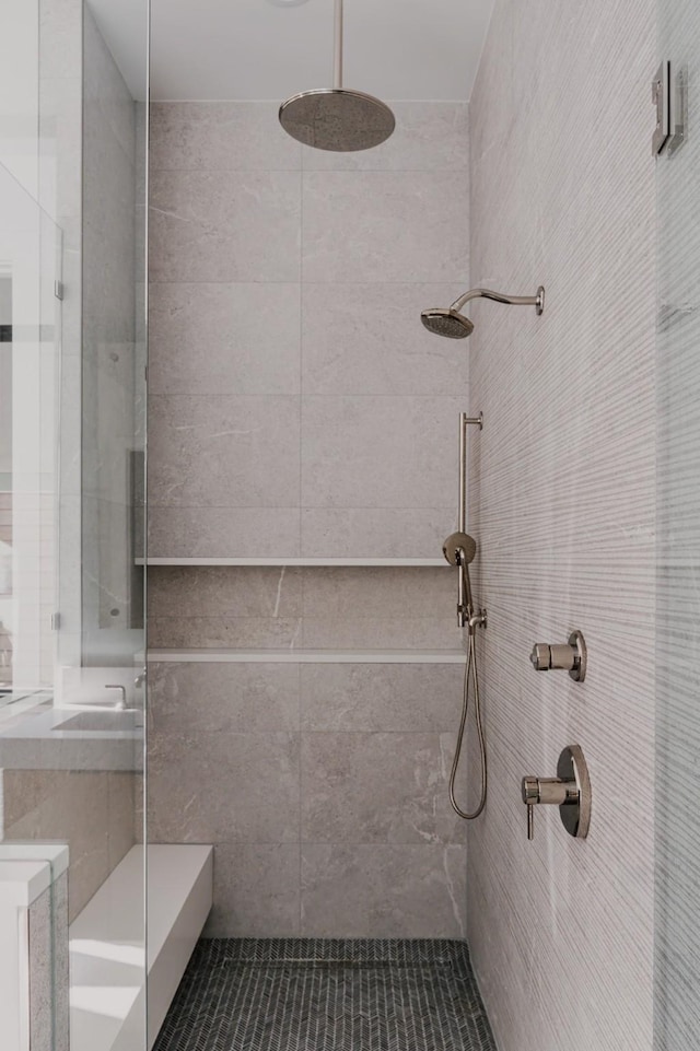 full bathroom featuring a sink and tiled shower