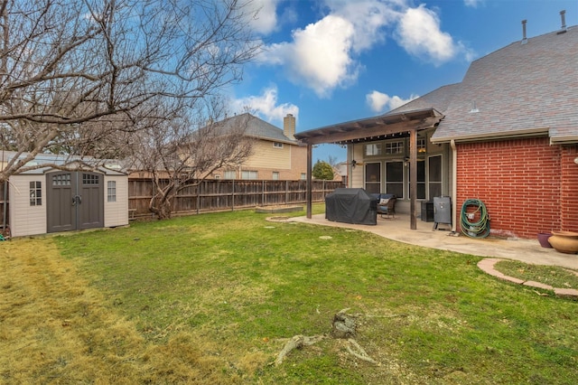 view of yard featuring a storage shed, a fenced backyard, an outdoor structure, and a patio