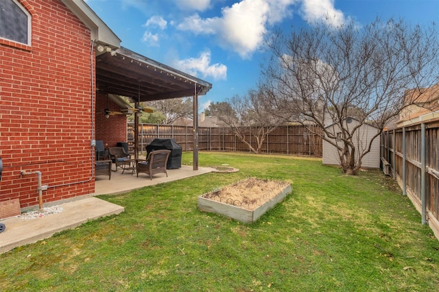 view of yard featuring a patio, a ceiling fan, and a fenced backyard