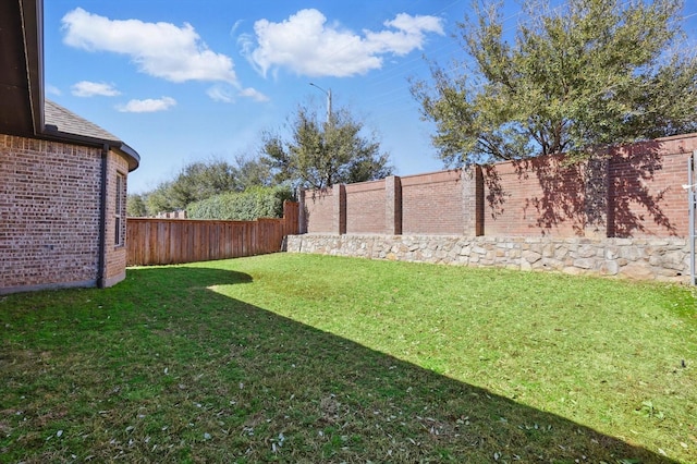 view of yard featuring a fenced backyard