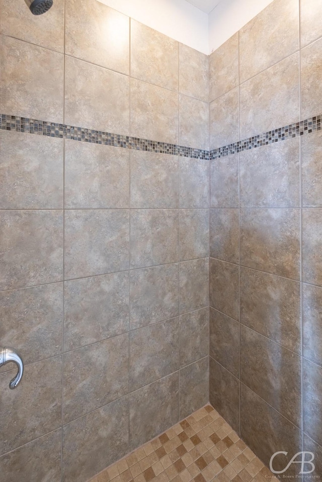 full bath featuring tiled shower