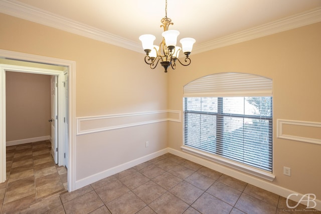 empty room featuring ornamental molding, a chandelier, and baseboards