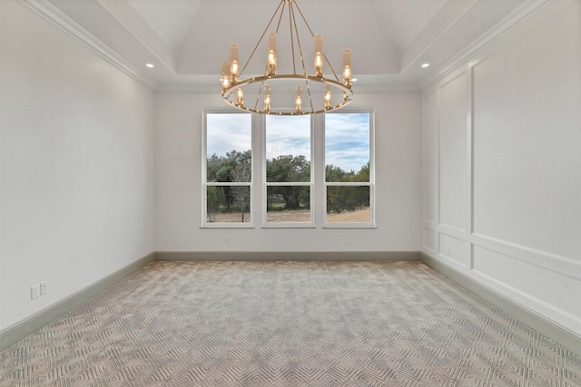 unfurnished room featuring a chandelier, a tray ceiling, light carpet, and baseboards