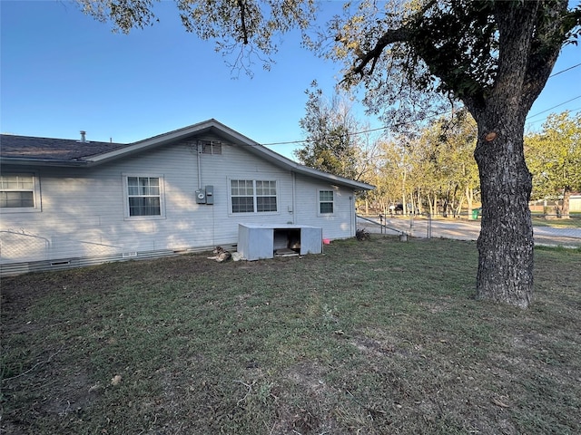 back of house featuring a lawn