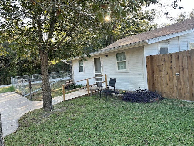 view of front of house featuring a front lawn and fence