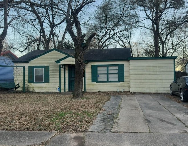 view of front of house featuring concrete driveway