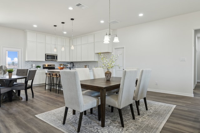 dining space featuring dark wood-style floors, recessed lighting, visible vents, and baseboards