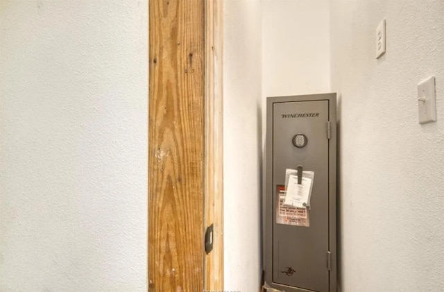 interior details featuring a textured wall