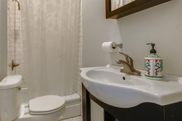 bathroom with a textured wall, shower / bath combo, a sink, and toilet