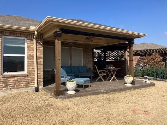 view of patio featuring ceiling fan and an outdoor hangout area