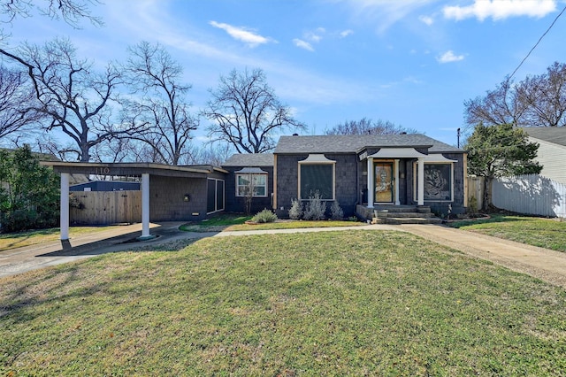 view of front of house with driveway, a shingled roof, fence, and a front yard