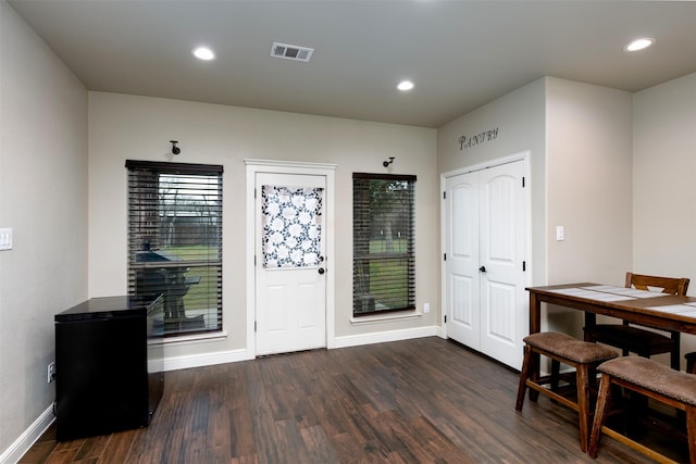 foyer entrance with recessed lighting, dark wood-style flooring, visible vents, and baseboards