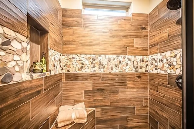 room details featuring tiled shower