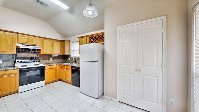 kitchen featuring under cabinet range hood, white appliances, a sink, vaulted ceiling, and tasteful backsplash