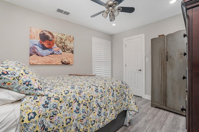 bedroom featuring light wood finished floors, baseboards, visible vents, ceiling fan, and recessed lighting