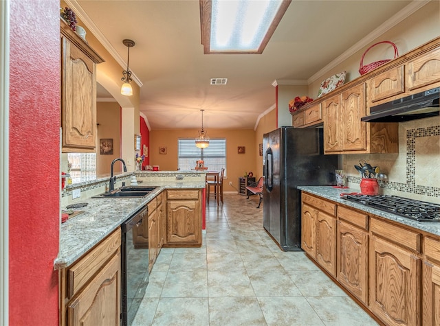 kitchen with under cabinet range hood, a sink, visible vents, backsplash, and black appliances