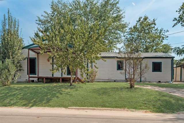 view of front facade featuring crawl space, a front lawn, and metal roof