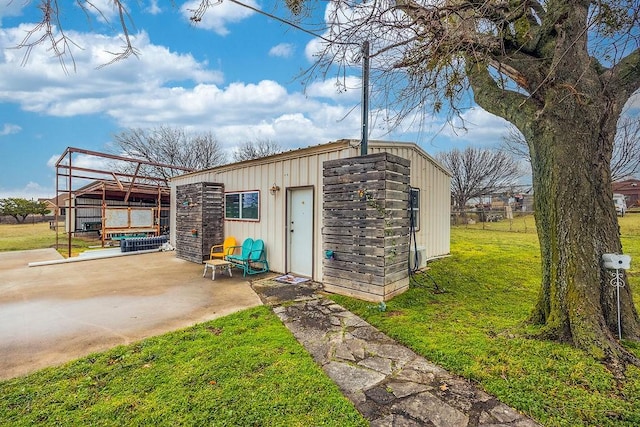 view of outdoor structure featuring an outbuilding