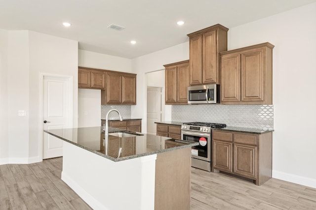 207 Cortese Ln, Alvarado, TX 76009 - kitchen featuring light wood-style flooring, a sink, and stainless steel appliances