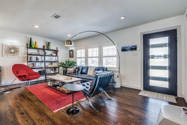 living room featuring visible vents, recessed lighting, baseboards, and wood finished floors