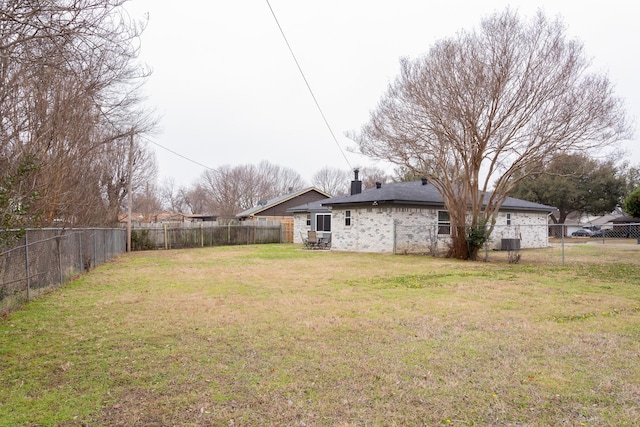 view of yard featuring a fenced backyard