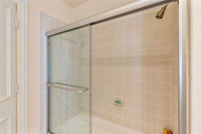 bathroom featuring a tile shower