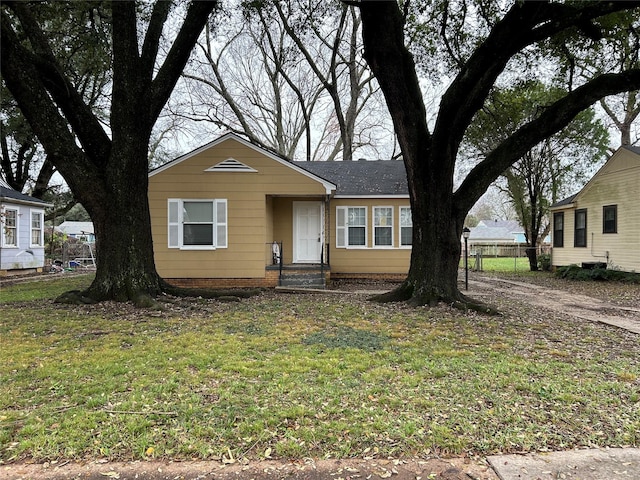 bungalow featuring fence and a front yard