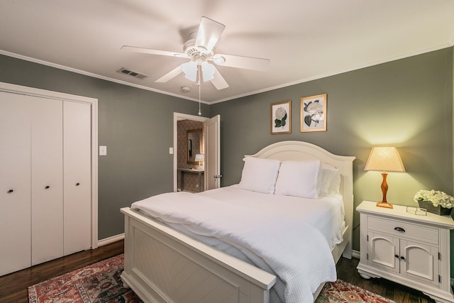 bedroom featuring ceiling fan, dark wood-style flooring, visible vents, ornamental molding, and a closet