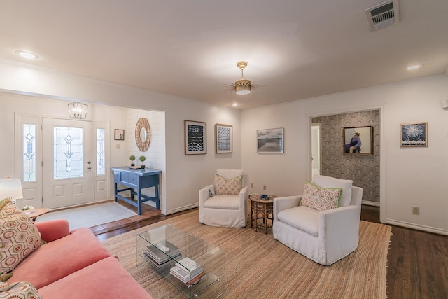 living room with baseboards, visible vents, wood finished floors, and recessed lighting