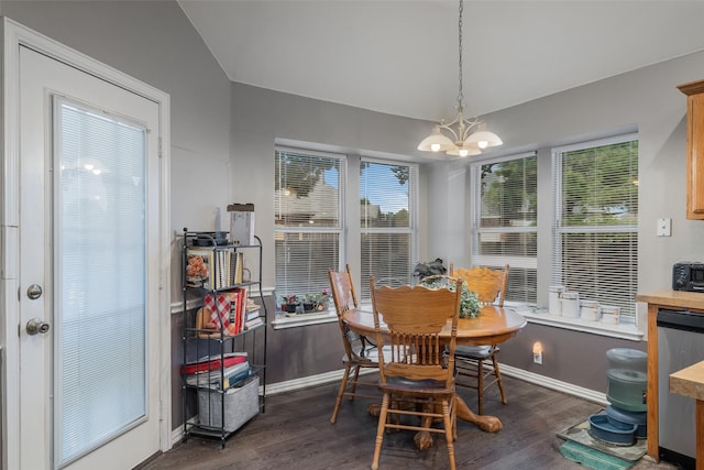 dining space featuring dark wood-style flooring, an inviting chandelier, and baseboards