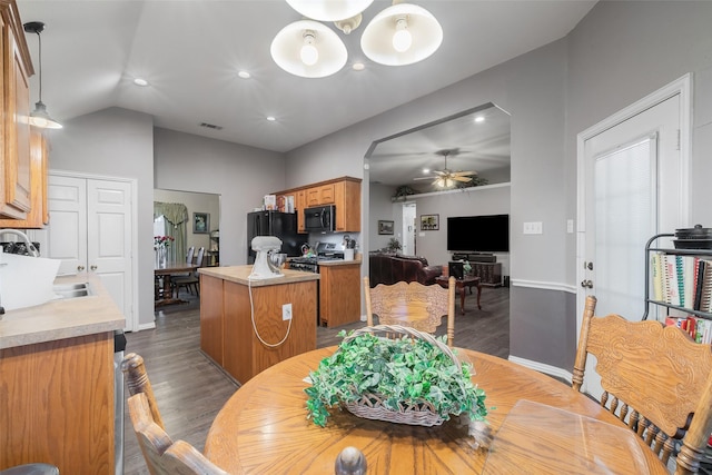 dining area with ceiling fan, dark wood-type flooring, vaulted ceiling, and recessed lighting