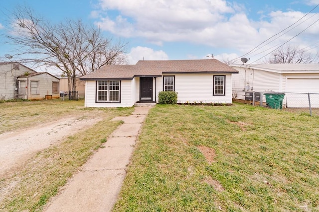 view of front of home featuring a front yard and fence