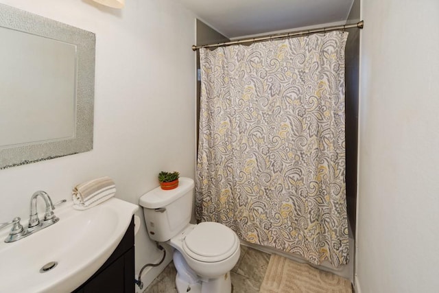 bathroom featuring a shower with shower curtain, vanity, and toilet