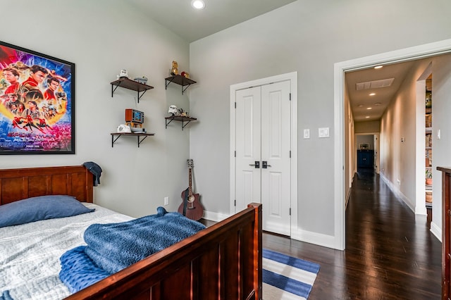 bedroom featuring recessed lighting, a closet, visible vents, dark wood-type flooring, and baseboards