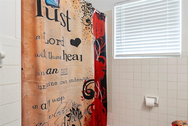 full bathroom featuring curtained shower