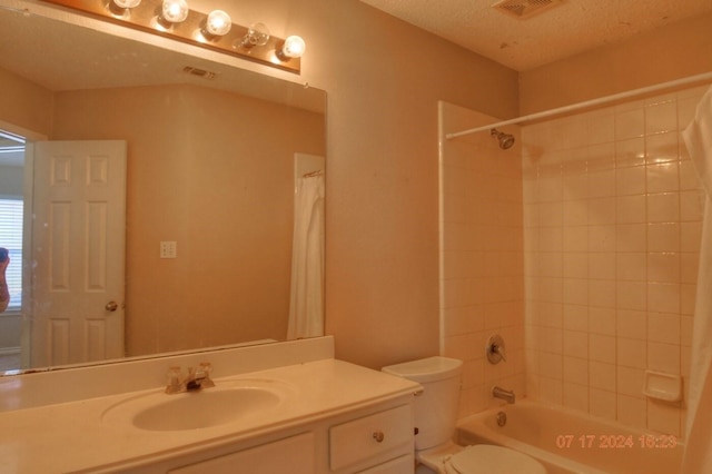 full bathroom with toilet, vanity, visible vents, and shower / bathtub combination with curtain