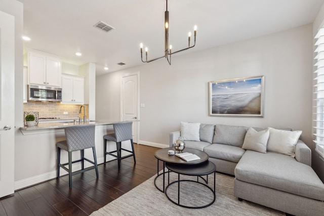 living room featuring recessed lighting, visible vents, baseboards, and dark wood-style flooring