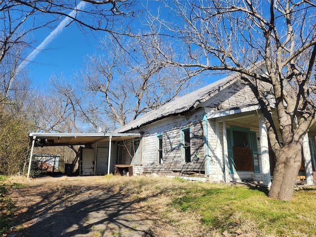 view of front of home with driveway and an attached carport