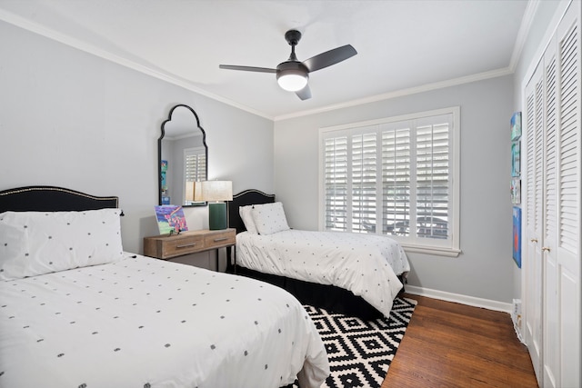 bedroom featuring baseboards, ceiling fan, ornamental molding, wood finished floors, and a closet